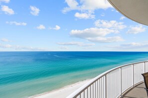 Ein Balkon mit Blick auf Strand und Meer.