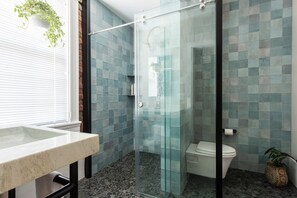 Dusche, Haartrockner, Handtücher