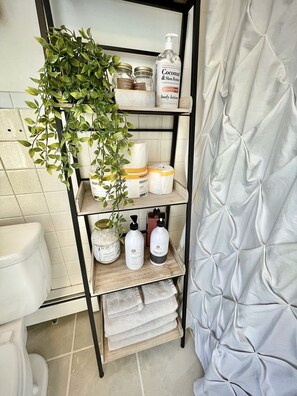Duschwanne, Haartrockner, Bidet, Handtücher