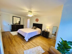 2 bedrooms, WiFi, bed sheets - Cozy Hillside Villa with Old Charm (Leesport)