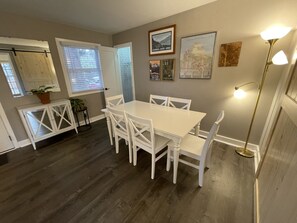 Dining - Spectacular Choice: Sleeps 6, Your Dog Welcome Too (Tigard)
