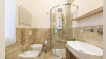 Dusche, Haartrockner, Bidet, Handtücher