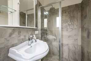 Dusche, Haartrockner, Bidet, Handtücher