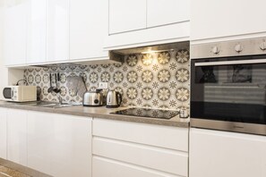 Kylskåp, mikrovågsugn, ugn och spishäll