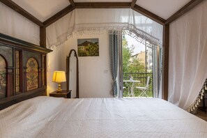 2 habitaciones, escritorio, tabla de planchar con plancha y wifi 