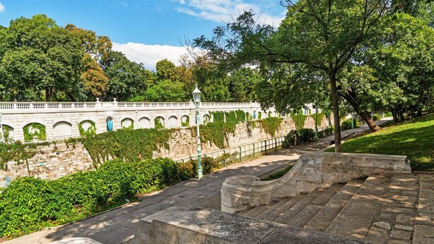 المنطقة المحيطة بالمنشأة