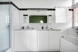 Hair dryer, towels - Hip Innere Stadt 1BR w/ Elevator, walk to Schwedenplatz, by Blueground (Vienna)