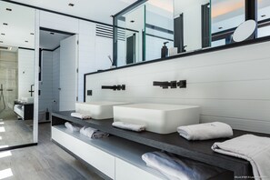 シャワー、ヘアドライヤー、タオル