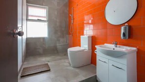 Ein Badezimmer mit Toilette, Waschbecken und Dusche.
