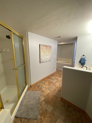 Bathtub, eco-friendly toiletries, hair dryer, towels - Spacious Mountain Apt with Views & Easy Access to Ski, Hike, & Red Rocks! (Golden)
