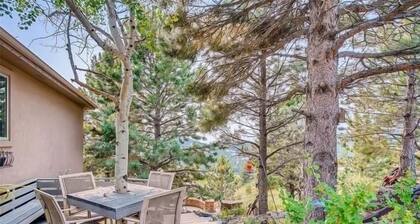 Mountain Retreat Near Red Rocks -Private Deck -Mountain Views - Hike, Bike, Ski