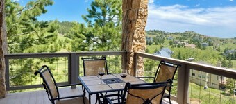 Spacious Mountain Apt with Views & Easy Access to Ski, Hike, & Red Rocks!