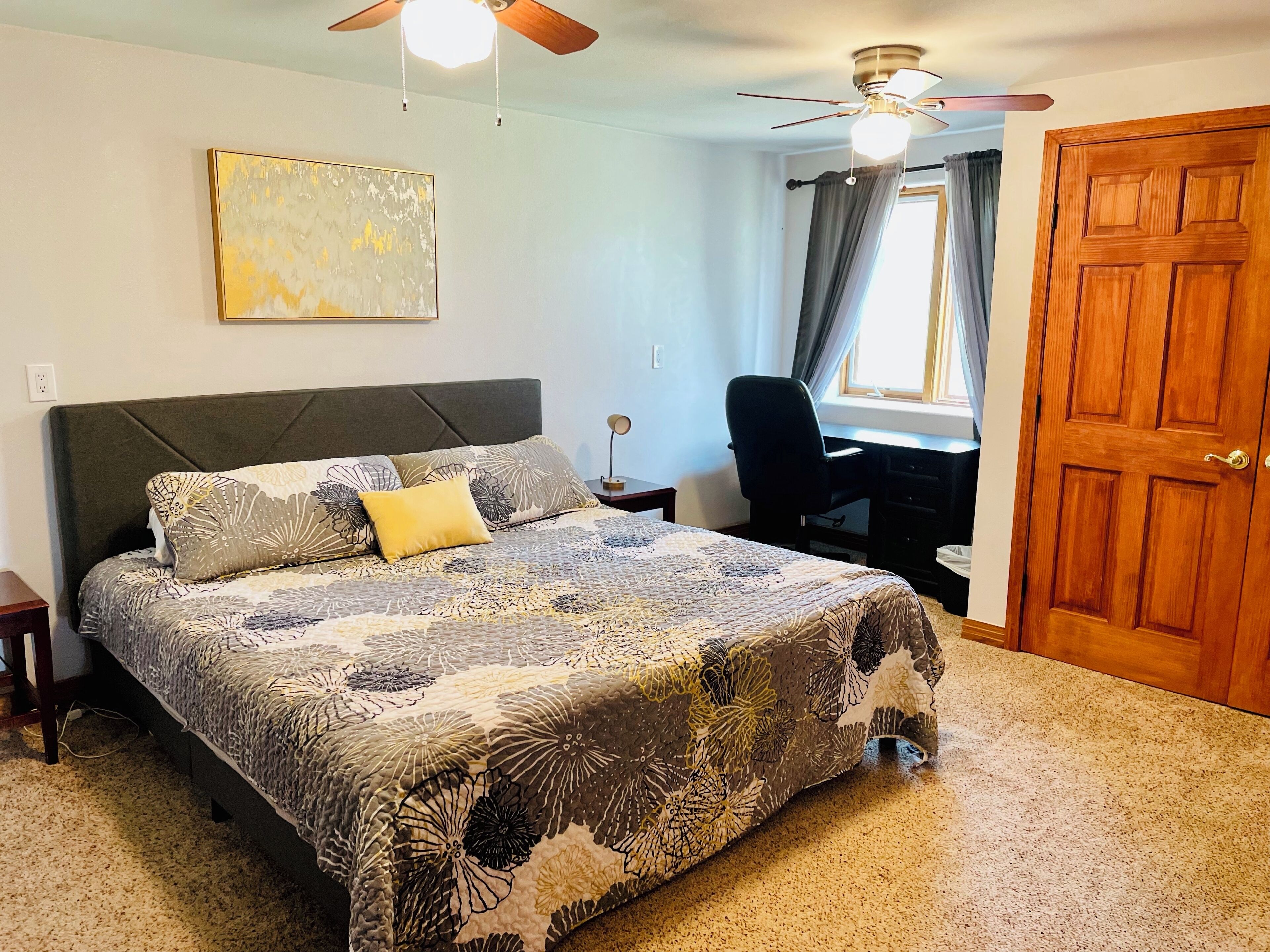 3 bedrooms, desk, iron/ironing board, travel crib