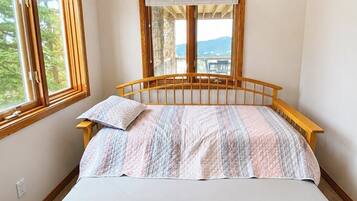 3 bedrooms, desk, iron/ironing board, travel cot