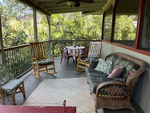 Outdoor dining - Quiet get-away in Lush Tropical Setting- 5 min walk to snorkeling beach! (Captain Cook)