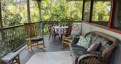 Quiet get-away in Lush Tropical Setting- 5 min walk to snorkeling beach!