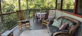 Quiet get-away in Lush Tropical Setting- 5 min walk to snorkeling beach!