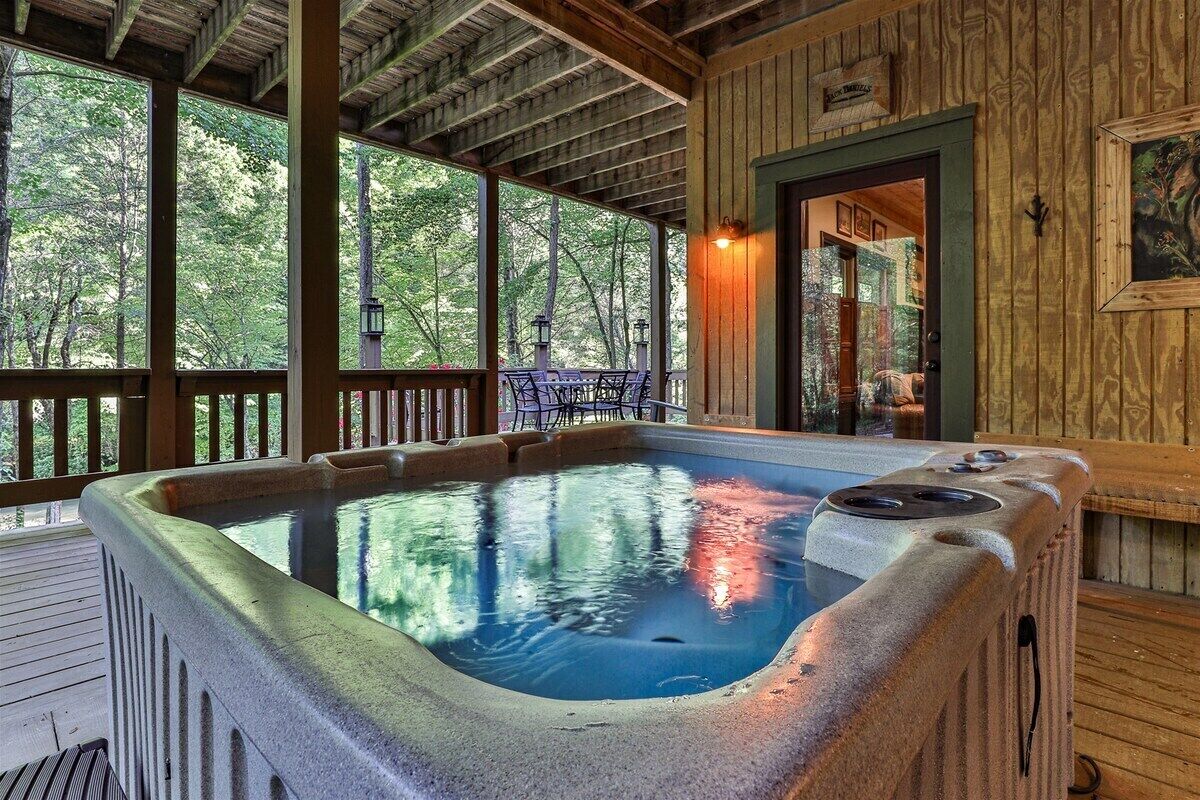Bañera de hidromasaje cubierta