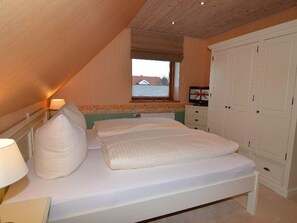 4 bedrooms, in-room safe, iron/ironing board, WiFi