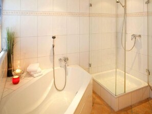 Secador de cabelo, toalhas de banho