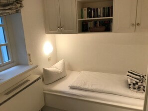 2 bedrooms, iron/ironing board, WiFi