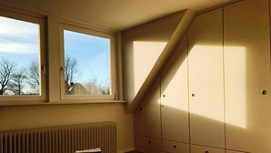 Makuuhuoneessa on kaksi sänkyä, ikkuna, patteri ja vaatekaappi.