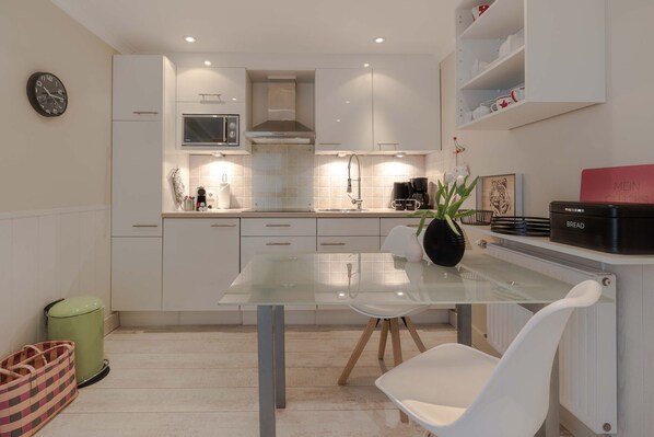 ثلاجة، ميكروويف، موقد طهي مسطح، غسالة أطباق