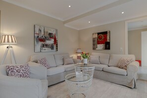 TV - 4th Strandburg, 70sqm with 2 bedrooms for 4 people with private terrace - (Sylt)