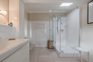 Dusj, hårføner og håndklær