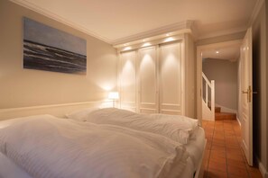 2 bedrooms, in-room safe, desk, iron/ironing board - Hüs Andersen A - Friesenpesel, 95sqm, 2 bedrooms, 2 bathrooms for 4 persons - (Sylt-Ost)