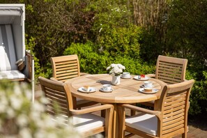 Outdoor dining - Hüs Andersen A - Friesenpesel, 95sqm, 2 bedrooms, 2 bathrooms for 4 persons - (Sylt-Ost)