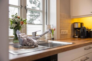 Fridge, microwave, oven, stovetop - Hüs Andersen C - Klönstuv, 95sqm 2 bedrooms, 2 bathrooms for 4 persons - Hüs (Sylt-Ost)