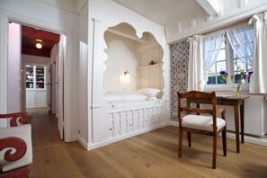 2 bedrooms, desk, WiFi