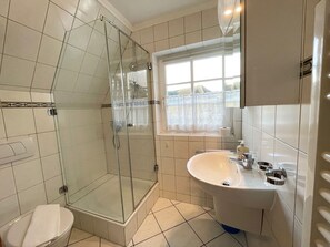 Shower, hair dryer, towels - Watt'n Blick, 70sqm for up to 4 people - Haus am Wattenmeer (Sylt)