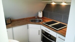 Kjøleskap, mikrobølgeovn, kokeplater og oppvaskmaskin