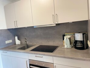 Kjøleskap, ovn, kokeplater og oppvaskmaskin