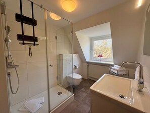 Shower, hair dryer, towels - North Sea, 70sqm for up to 3 people - Haus am Südende (Sylt)