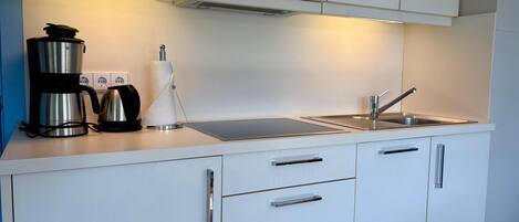 Frigorifero, microonde, piano cottura, lavastoviglie