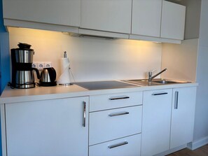 Réfrigérateur, four à micro-ondes, surface de cuisson, lave-vaisselle