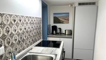 Coffee/tea maker, fridge, oven, stovetop