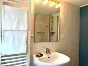 Shower, hair dryer, towels - Apartment East, 55sqm for up to 3 persons - Altes Friesenhaus (Sylt-Ost)