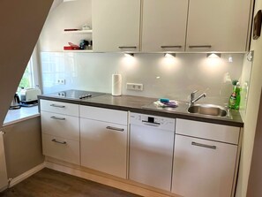 Geladeira, cooktop, lava-louças, cafeteira/chaleira