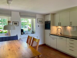 Jääkaappi, uuni, liesi, astianpesukone