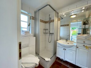 Shower, hair dryer, towels - First floor, 50sqm for up to 2 persons - Haus Thomsen (Sylt)