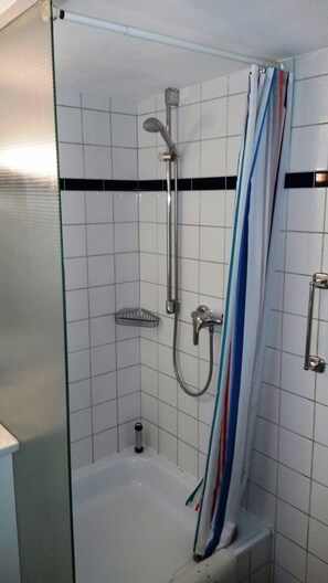 Dusch, hårtork och handdukar