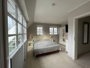 4 bedrooms, in-room safe, iron/ironing board, WiFi