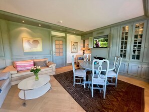 テレビ、DVD プレーヤー、ステレオ