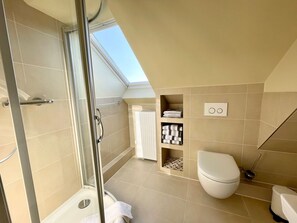 Dusj, hårføner og håndklær