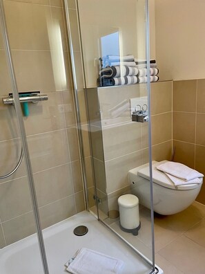 Dusche, Haartrockner, Handtücher