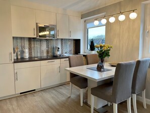 Fridge, microwave, stovetop, dishwasher - Apartment 1, 65sqm with 2 bedrooms for up to 4 people - Haus Eberhardt (Sylt-Ost)